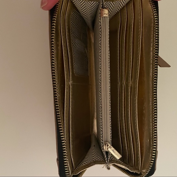 ❌SOLD❌ EUC Beautiful Steve Madden Large Fall Tan Beige & Gold Logo Zipper Wallet - Picture 5 of 14